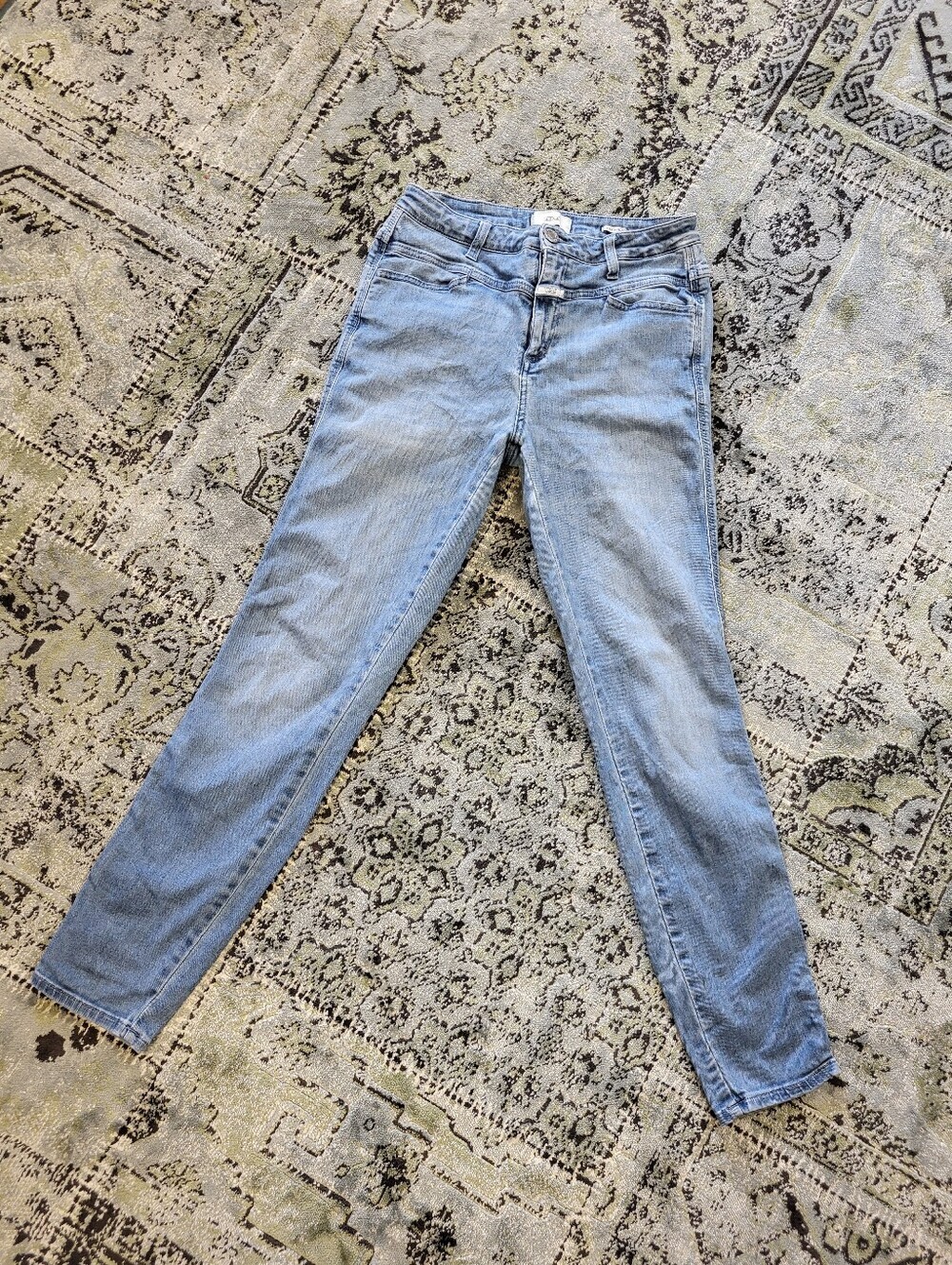 CLOSED WOMANS SKINNY JEANS SZ 28